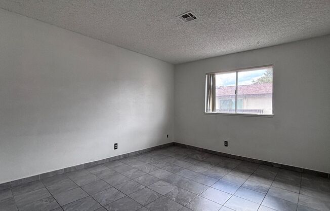 Great 2 bedroom 1 bath condo with a Covered Parking outdoor patio and in great Condition!