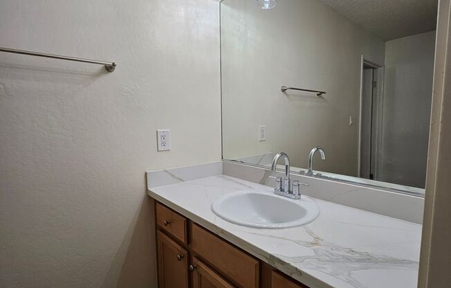 2 beds, 1 bath, 880 sqft, $2,420, Unit 10