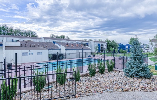 the preserve at ballantyne commons apartment community pool and building