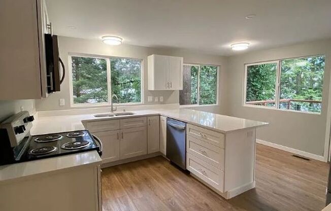 Two Stories of Comfort and Charm in Sudden Valley - Don't miss this 3bd/2b!!