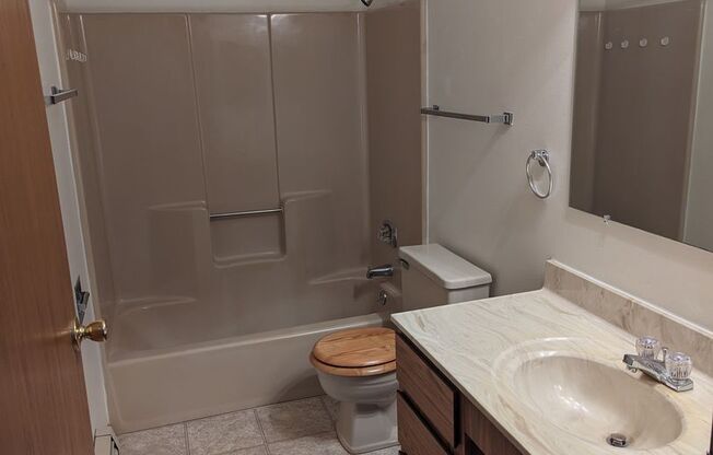 2 beds, 1 bath, 970 sqft, $1,199, Unit FB   4037