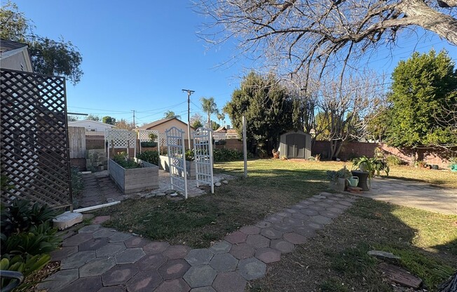 3 beds, 2 baths, 1,250 sqft, $4,500