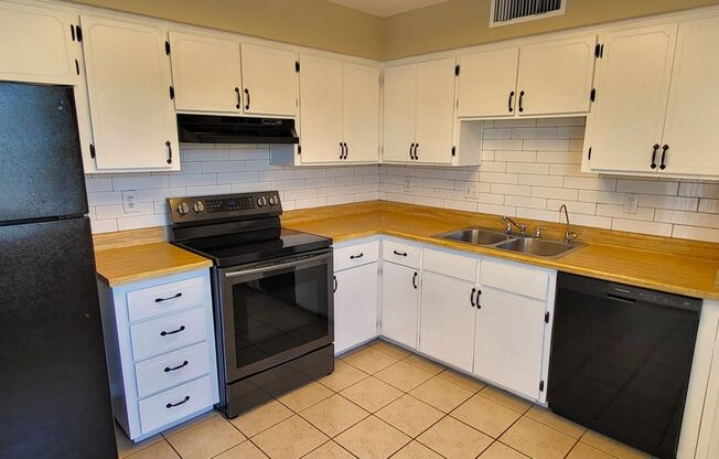 EXCELLENT HOME WITH MOUNTAIN VIEWS!