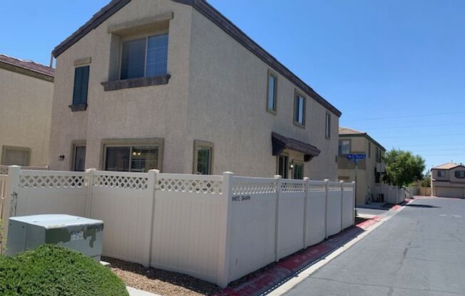 Spacious 3 bed, 2.5 bath, in a gated community!!