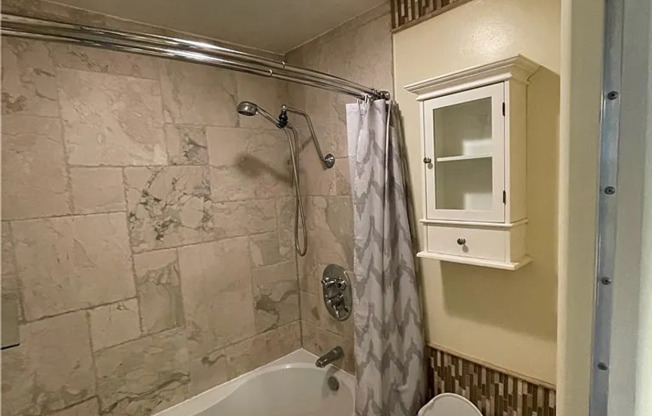 NEWLY UPGRADED 1BEDROOM 1BATHROOM