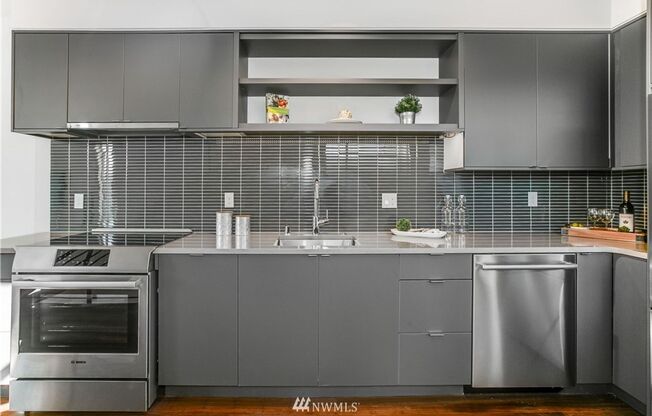 First Hill Modern 2-Bedroom Condo with Rooftop Views – Seattle, WA