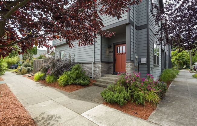 Incredible 2 Bed 1.5 Bath + Den  in N Portland near Peninsula Park! A/C and More!
