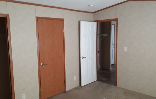 2 beds, 1 bath, $795, Unit E-13X