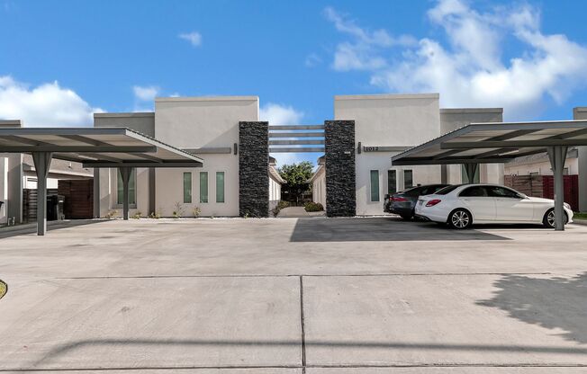 SPACIOUS! CONTEMPORARY! LOCATION!