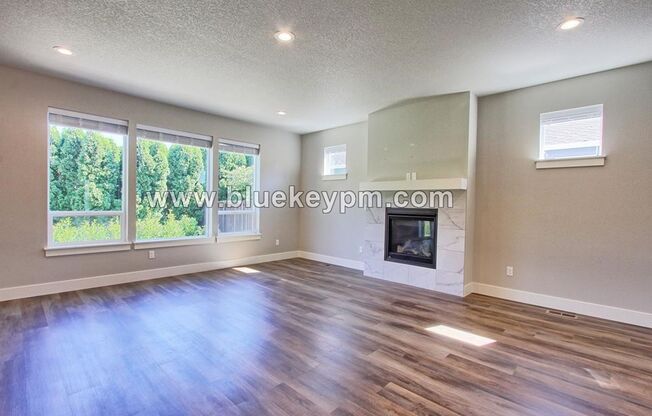 4 Bed, 3 Bath Home in Walnut Grove Near Andresen and 78th Street