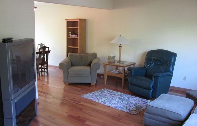 2 beds, 1.5 baths, $3,000