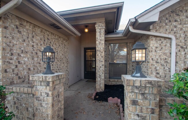 Beautifully crafted 3-2-2 home in the Crowley area!