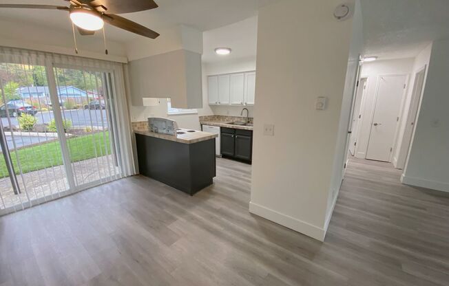 2 beds, 1 bath, 890 sqft, $1,555, Unit 43