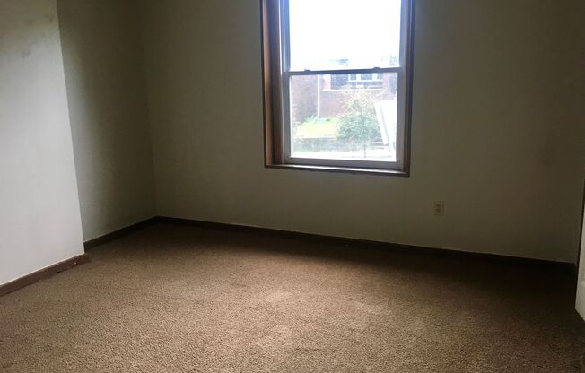 3 beds, 1 bath, 700 sqft, $1,375, Unit 10