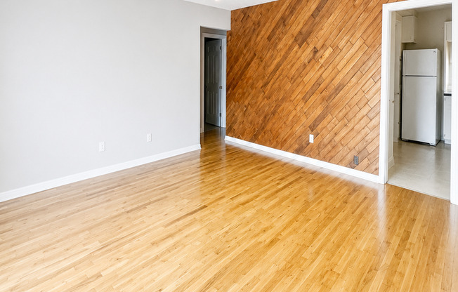 Large 4 Bed, 2 Bath House - 2 Car Garage - Fenced Yard