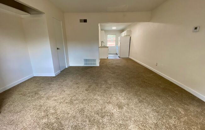 Studio, 1 bath, $850, Unit 3600-4 WY