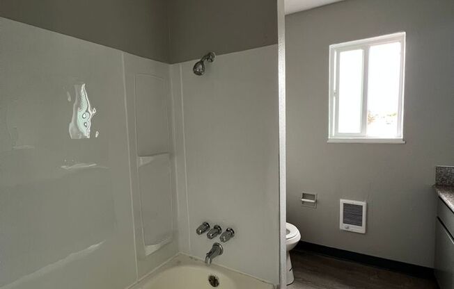 2 beds, 1 bath, 840 sqft, $1,300, Unit 687