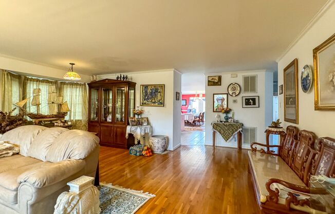 2 beds, 1 bath, $1,900