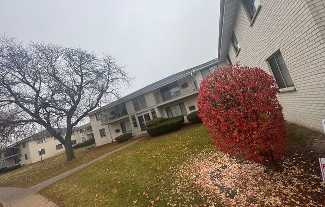 Spacious 2 Bedroom Apartment Available!