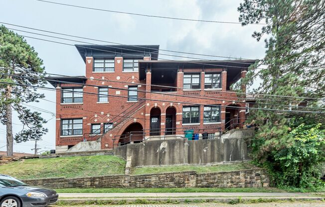 *** Large 3 & 4 Bedroom Apartments in Squirrel Hill * Pet Friendly * Sunroom, patios, spacious homes * Available Now ***