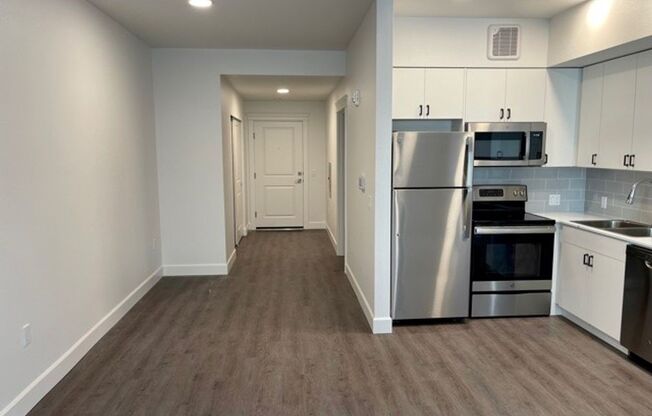 Studio, 1 bath, 327 sqft, $1,600, Unit 410 5th #202