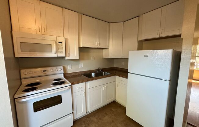 Cozy Charm & Modern Comfort: Spacious 1-Bed, 1-Bath Unit with Private Yard & Onsite Laundry