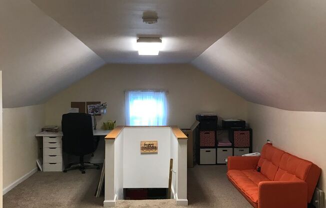 2 beds, 1 bath, $1,500, Unit 426 Greenfield Avenue - Detached