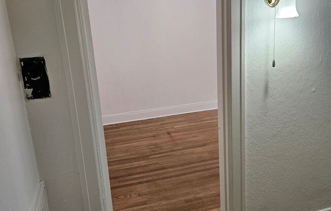 Studio, 1 bath, 337 sqft, $1,099, Unit 30