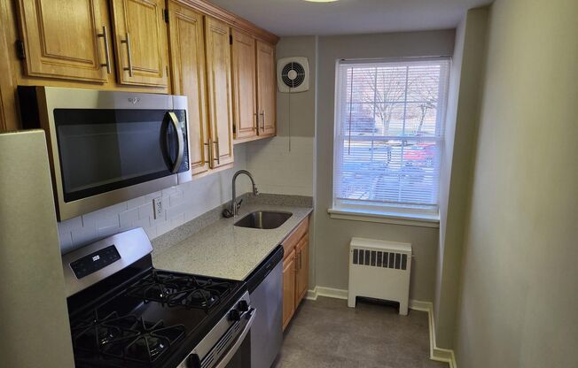 2 beds, 1 bath, 897 sqft, $2,335, Unit B-07