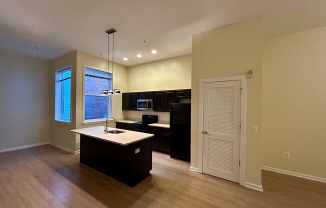 Studio, 1 bath, 653 sqft, $1,099, Unit 407 Unit 203