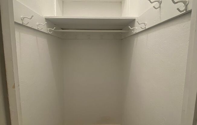 1 bed, 1 bath, 572 sqft, $1,510, Unit Old King Edward 15