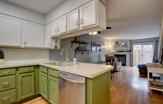 Wonderful 2 Bed 2 Bath Townhouse with Fireplace + Community Pool