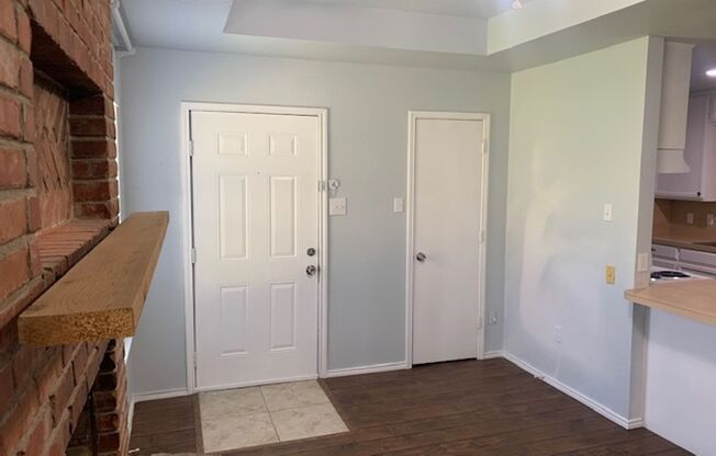 Big lot- Cute 2/1 duplex! Burleson