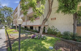Bright & Spacious Top-Floor Condo in the Heart of Pasadena