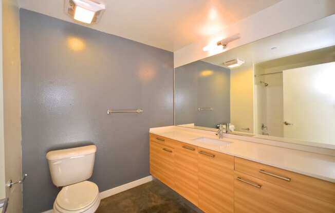 Mar Vista Lofts - Bathroom