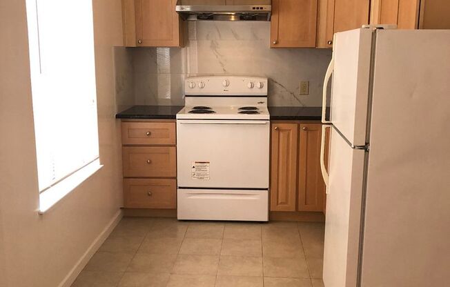 OPEN HOUSE: Sunday (5/25) 12:30pm-12:50pm. Spacious Studio in a great location, Shared Laundry, Parking Available (170 Wood #3)