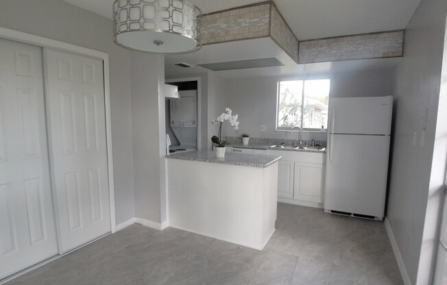 Beautiful 2/1 w Garage Condo x Rent close to Windermere!
