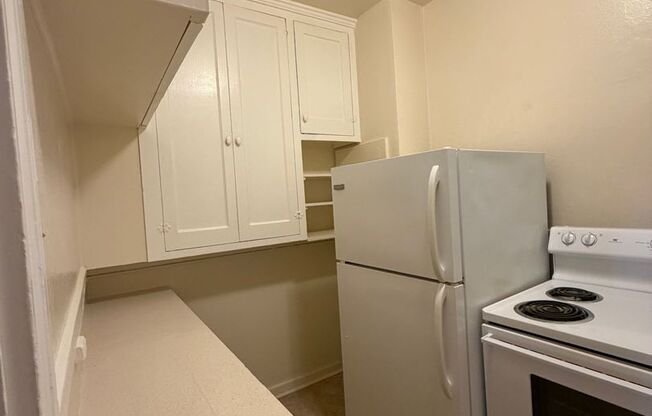 2 beds, 1 bath, 860 sqft, $1,695, Unit 211