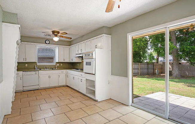 Spacious 3BD, 2BTH Home Right off 12th AVE Minutes from the highway and 5 Minutes from OU Campus!