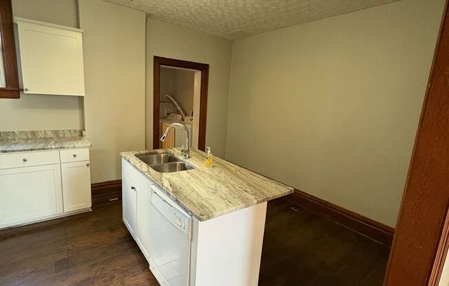 2 beds, 1.5 baths, $1,300, Unit 894