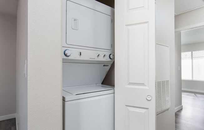 2 beds, 2 baths, $1,400, Unit Building 4