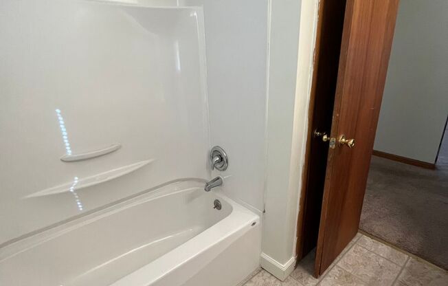 2 beds, 1 bath, 903 sqft, $1,170, Unit J-5