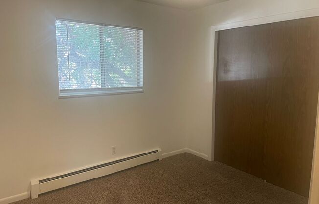 1 bed, 1 bath, $1,050, Unit 2927 State Farm Road #5