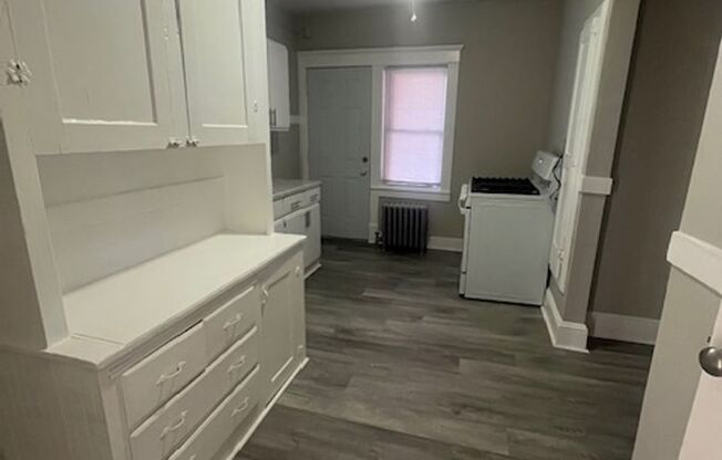 3 beds, 1 bath, $1,775, Unit 205 Belmont Unit #4L