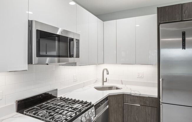 3 beds, 1 bath, 670 sqft, $1,995, Unit 1552.5-3H