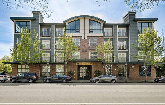 Spacious 2 bedroom Condo in Downtown Redmond