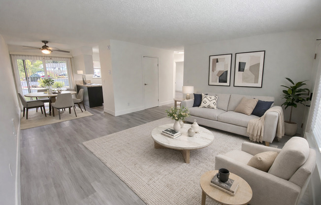 2 beds, 1 bath, 890 sqft, $1,555, Unit 43