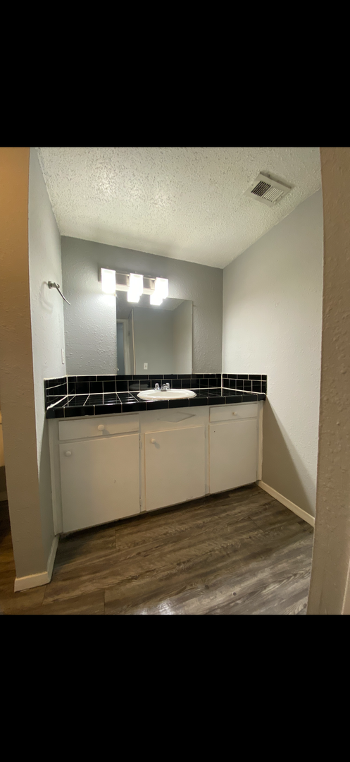 2 beds, 1 bath, 800 sqft, $1,200, Unit 6028-7