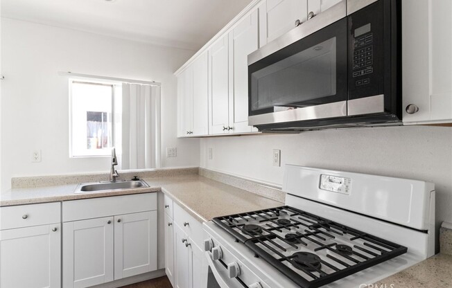 1257 W 38 ST