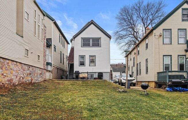 Updated 3 Bed / 1 Bath Duplex — Lower East Side Milwaukee